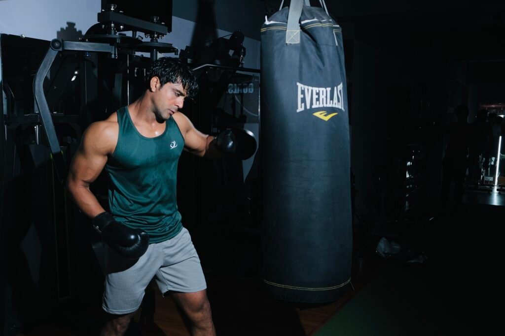 2025 के फिटनेस ट्रेंड्स: योग, जिम और AI-based workouts करते लोग