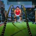 2025 के फिटनेस ट्रेंड्स: योग, जिम और AI-based workouts करते लोग